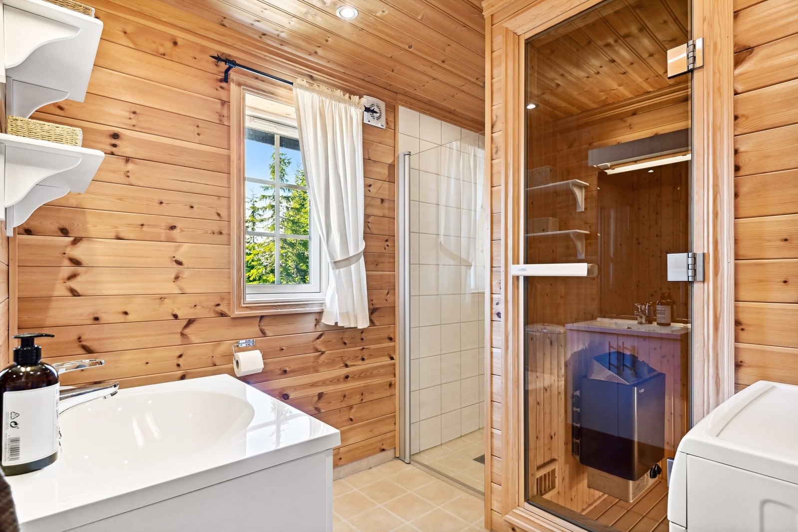 Badet er godt utrustet med wc, servant, dusjnisje og opplegg for vaskemaskin (vaskemaskin følger). Galleribilde
