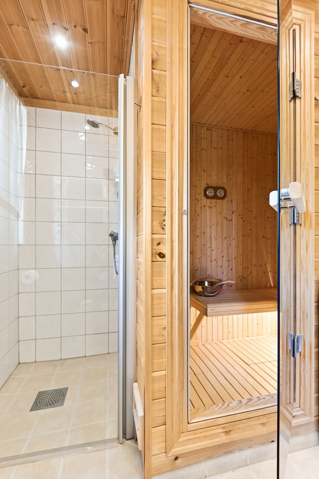 Fra badet er det adkomst til badstuen. Perfekt når man skal slappe av etter en lang skitur. Galleribilde
