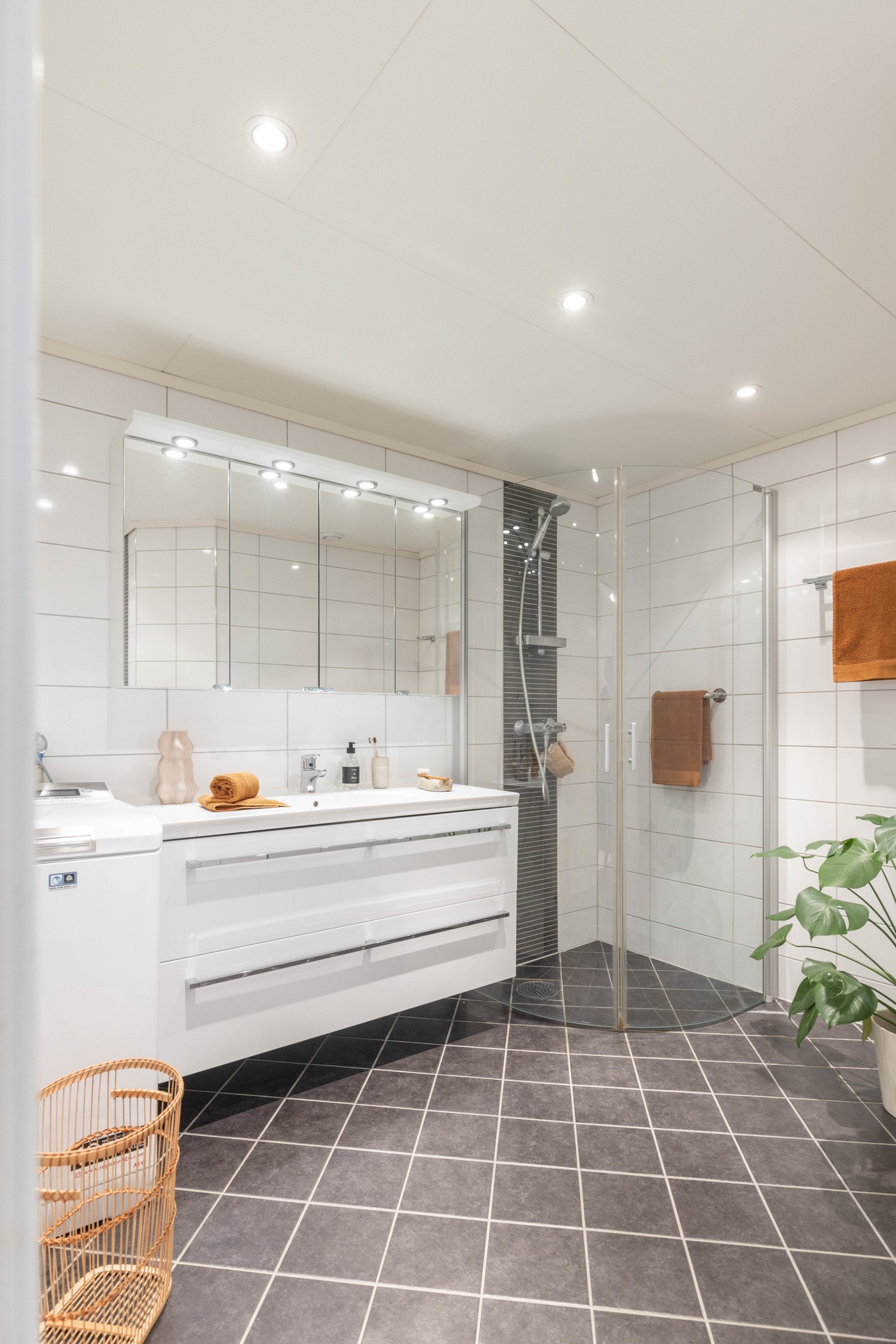 Boligens bad har tilkomst fra gangen og fremstår pent og tidløst. Galleribilde