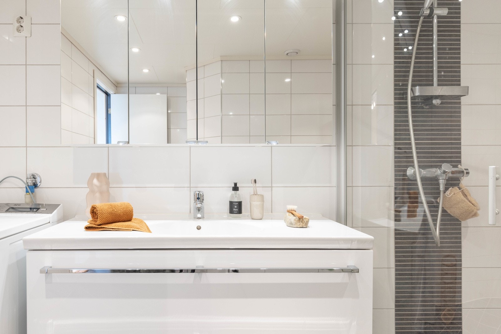 Elektriske varmekabler, plastsluk og avtrekksventil i himling. Galleribilde