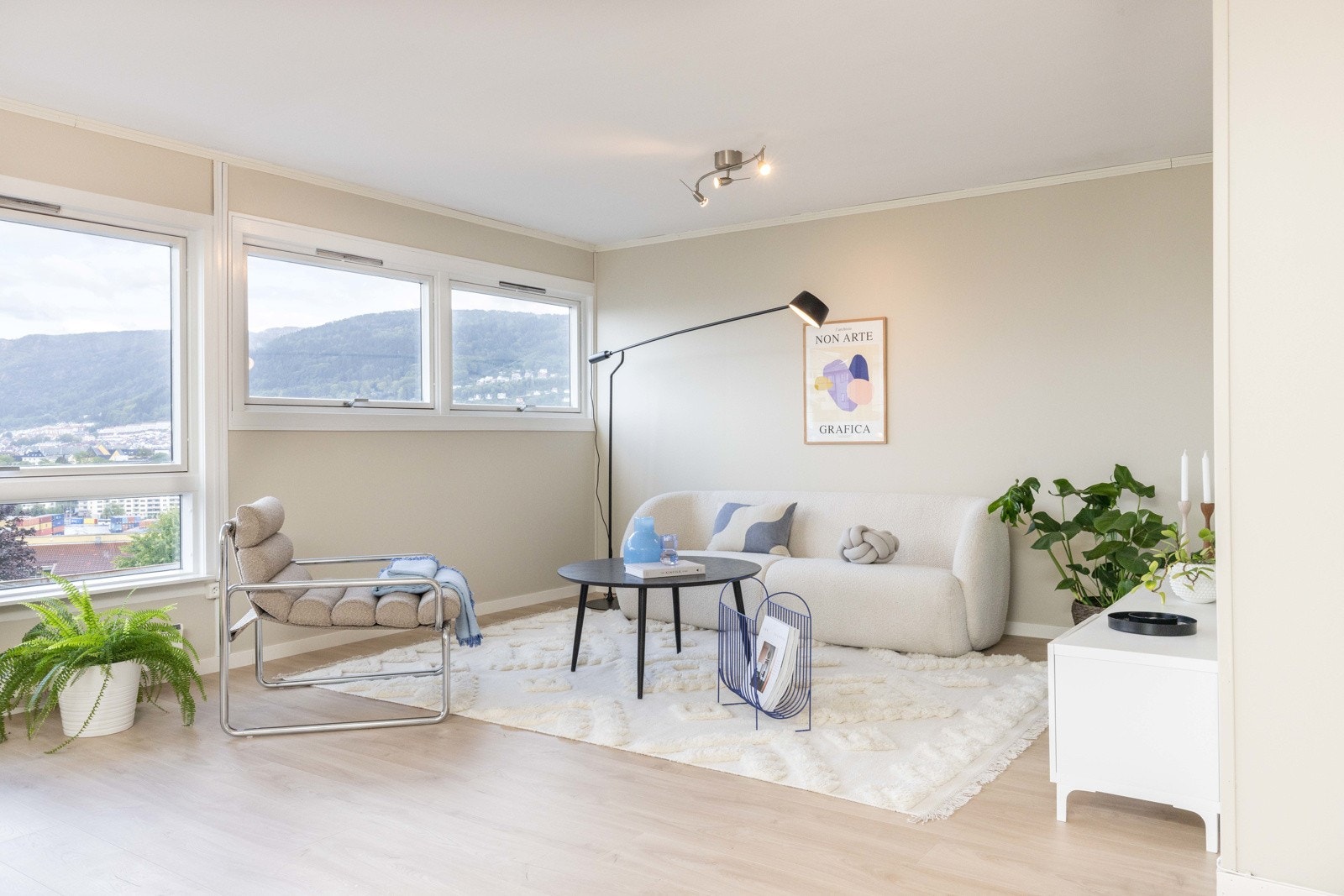 Stuen er åpen, romslig og lett å innrede akkurat slik du drømmer om med ønsket sofa, sofabord og annet passende møblement Galleribilde