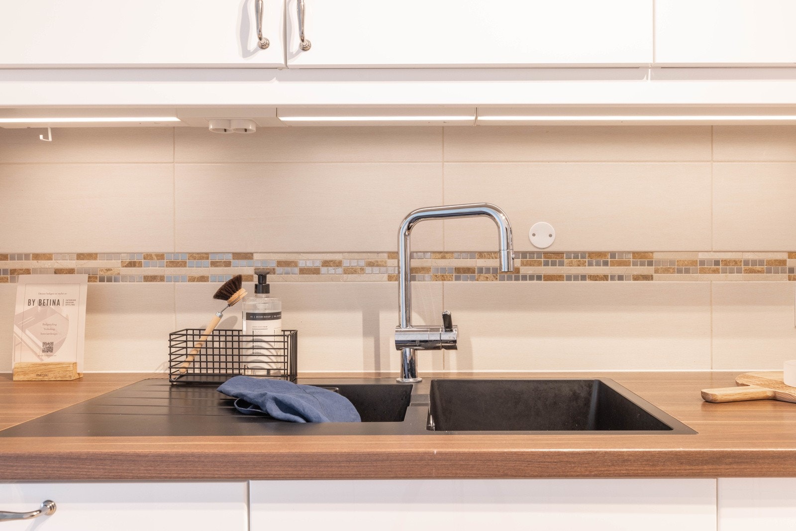 Det er godt med lagringsplass til det du måtte ha av kjøkkenutstyr i skuffer og skap, og den gode benkeplassen lar både hobby- og mesterkokken utfolde seg på kjøkkenet. Galleribilde