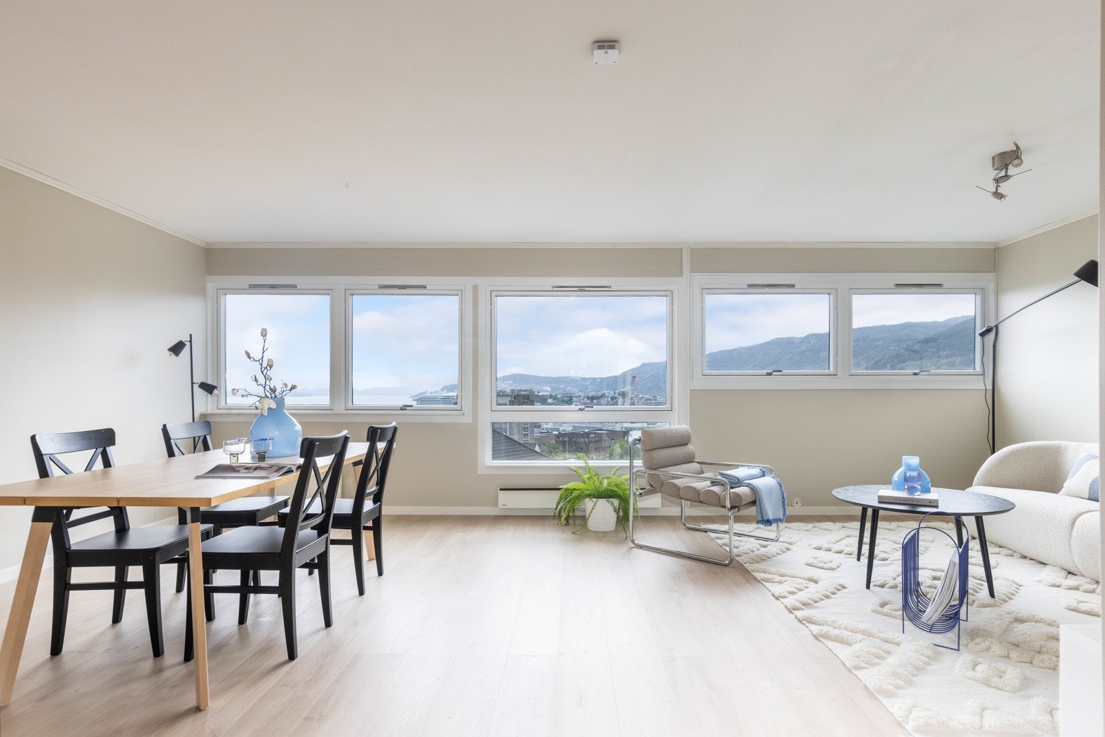 Du trekkes umiddelbart mot de store vinduene og den blendende utsikten over Byfjorden og Askøy i vest, og videre over sentrum og de vakre byfjellene. Galleribilde