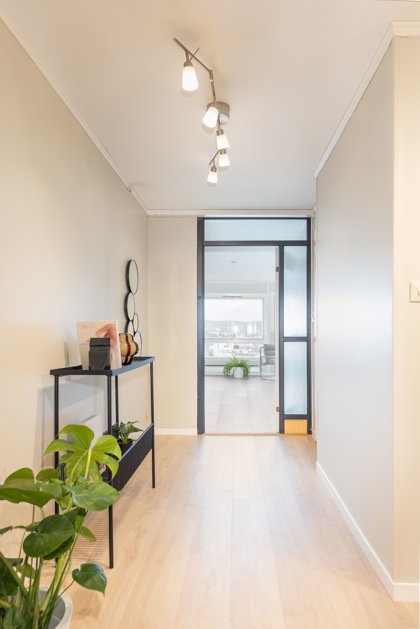 Gangen knytter leiligheten fint sammen, og leder deg videre inn til boligens desidert beste rom Galleribilde