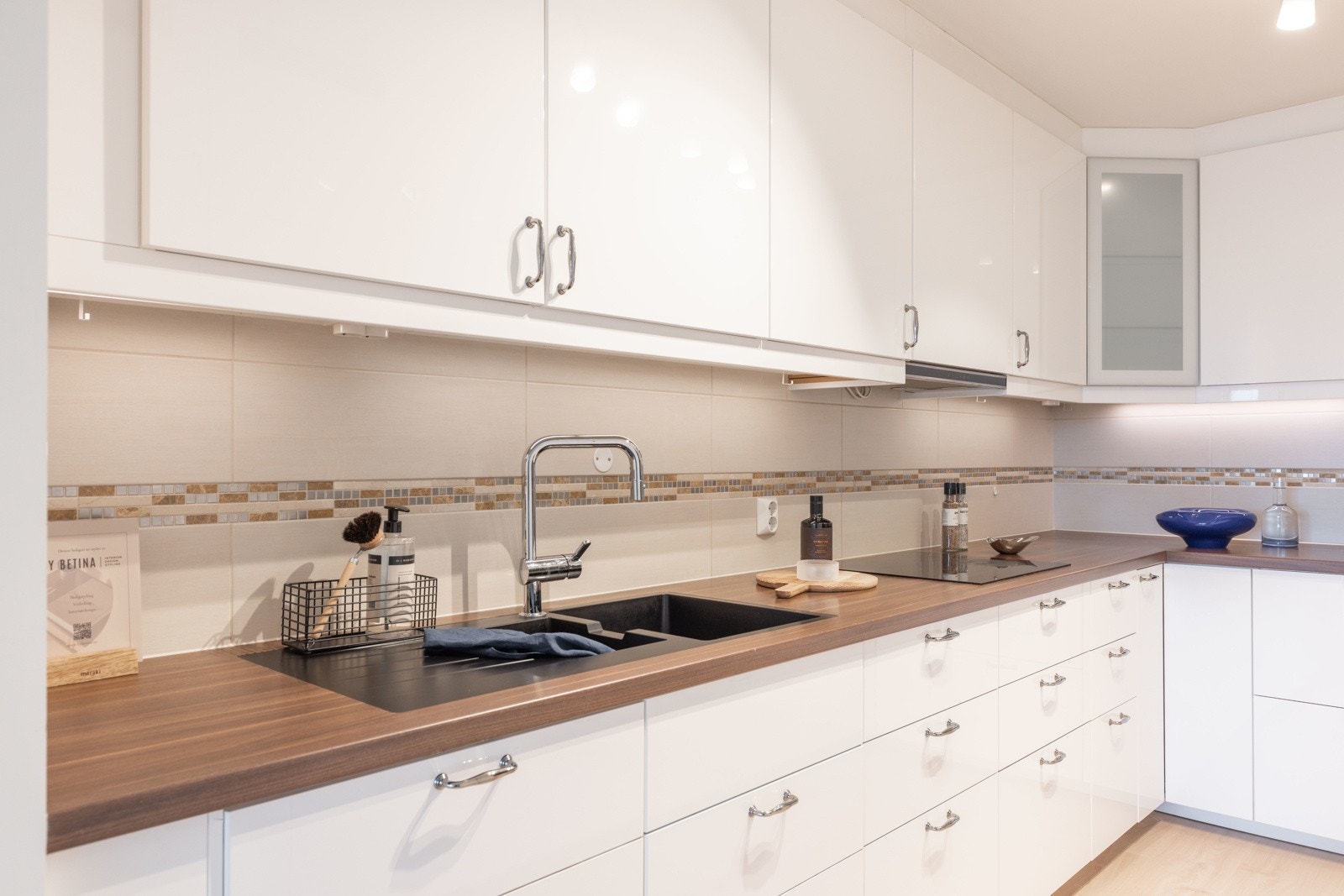 Flisene over benkeplatene beskytter veggene mot søl, og belysningen under overskap gir godt med arbeidslys til kokkeleringen. Galleribilde