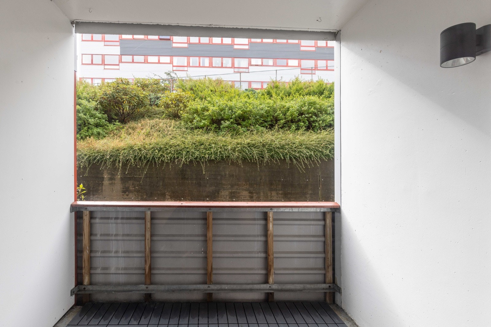 Herfra har man også utgang til den usjenerte, herlige overbygde altanen med deilige solforhold. Galleribilde