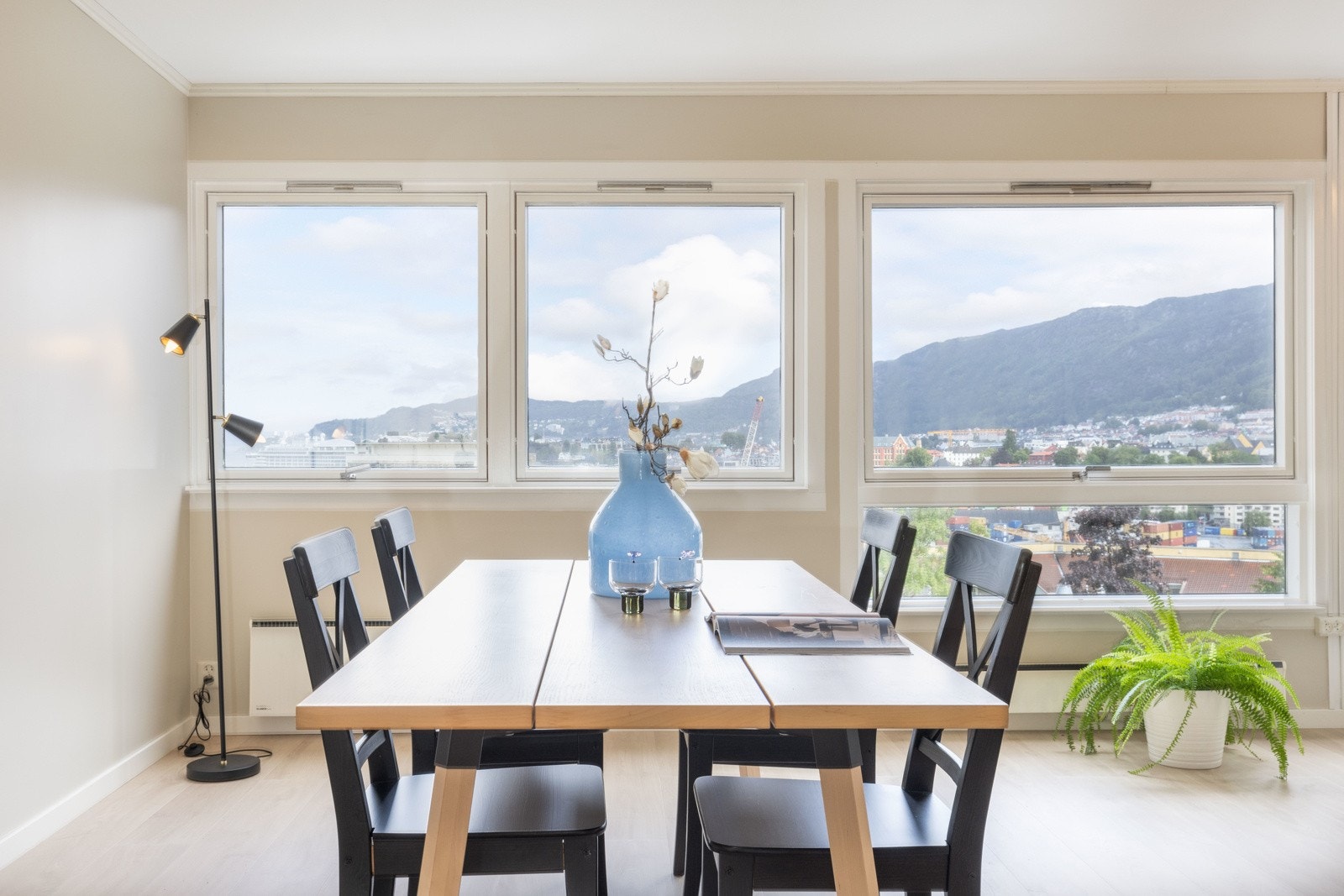 De store vindusflatene sikrer deg også rikelig med innslipp av det deilige naturlige lyset. Bedre blir det ikke Galleribilde