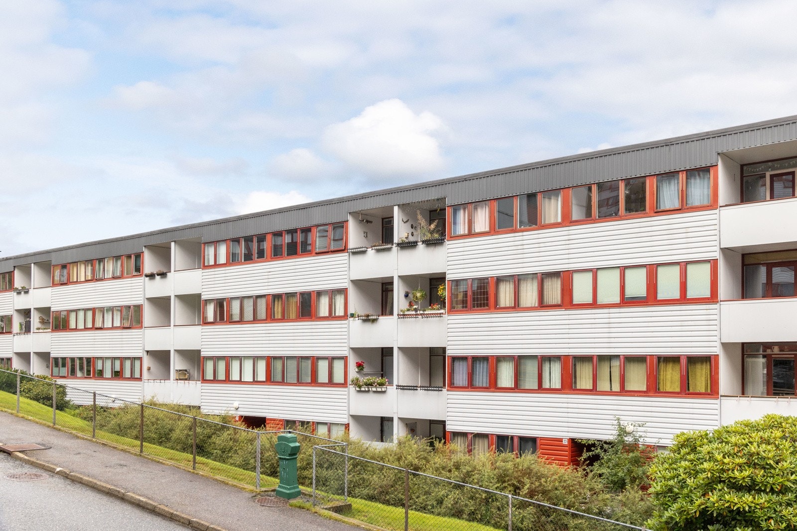 Høyt og fritt i fremste rekke med blendende utsikt utover Byfjorden og Askøy i vest, over sentrum og de staute byfjellene, og i bakkant umiddelbar nærhet til alt Løvstakken har å by på. Galleribilde