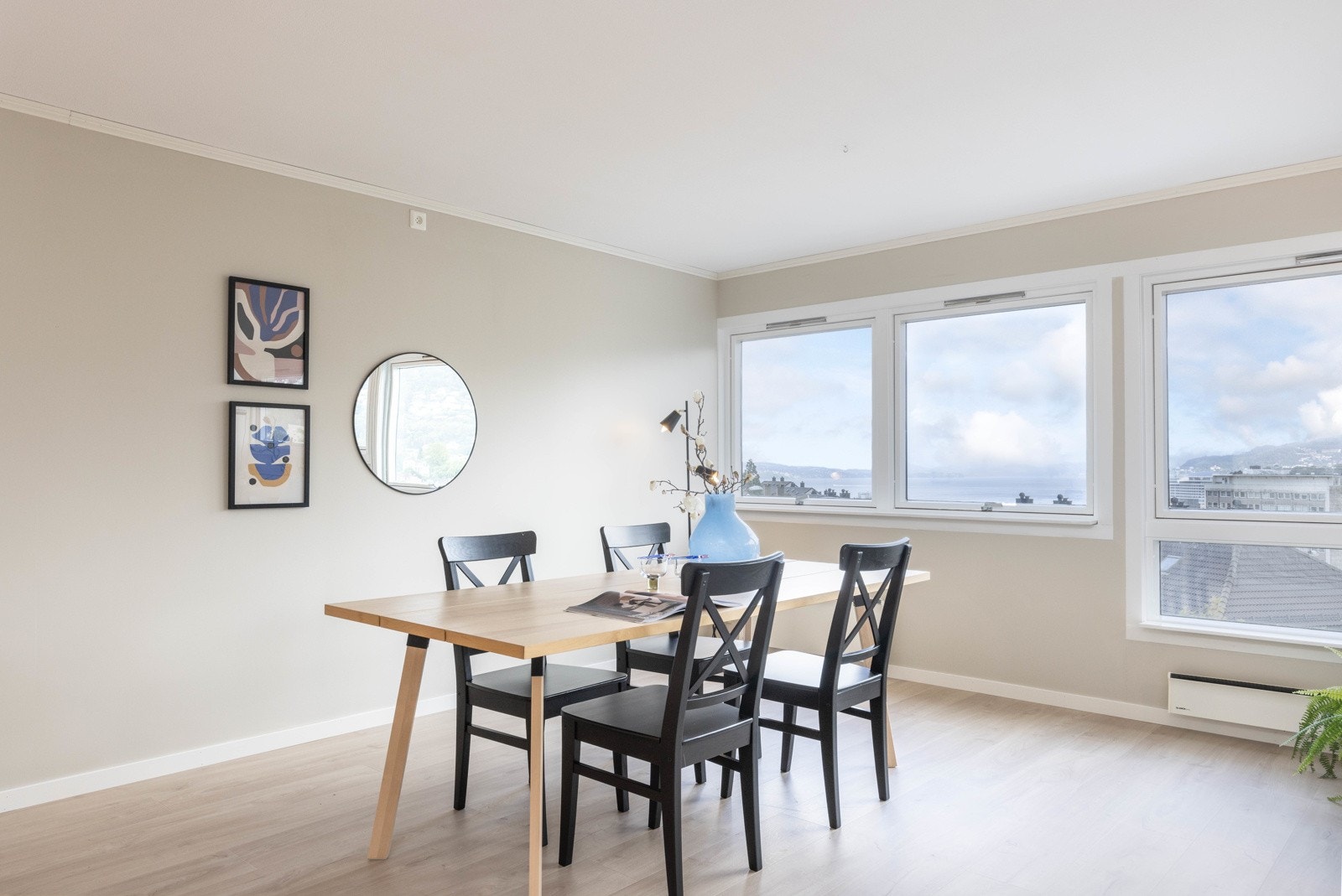 Her har du orkesterplass til de vakreste solnedganger, og du kan se været endre seg fra time til time, og årstidene endre seg fra uke til uke. Galleribilde