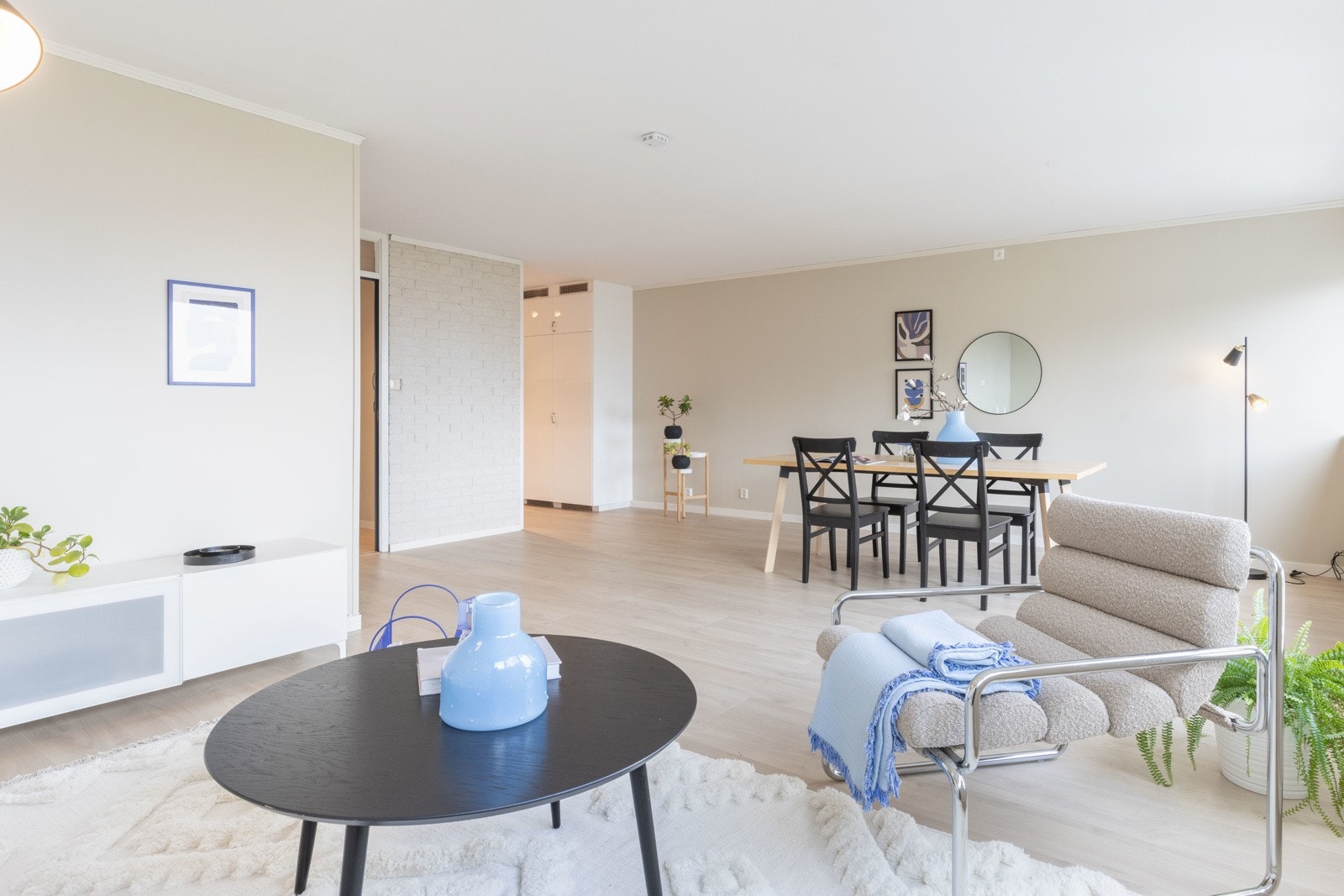 Det lekre kjøkkenet ligger perfekt plassert tilbaketrukket med inngang fra stuen. Galleribilde