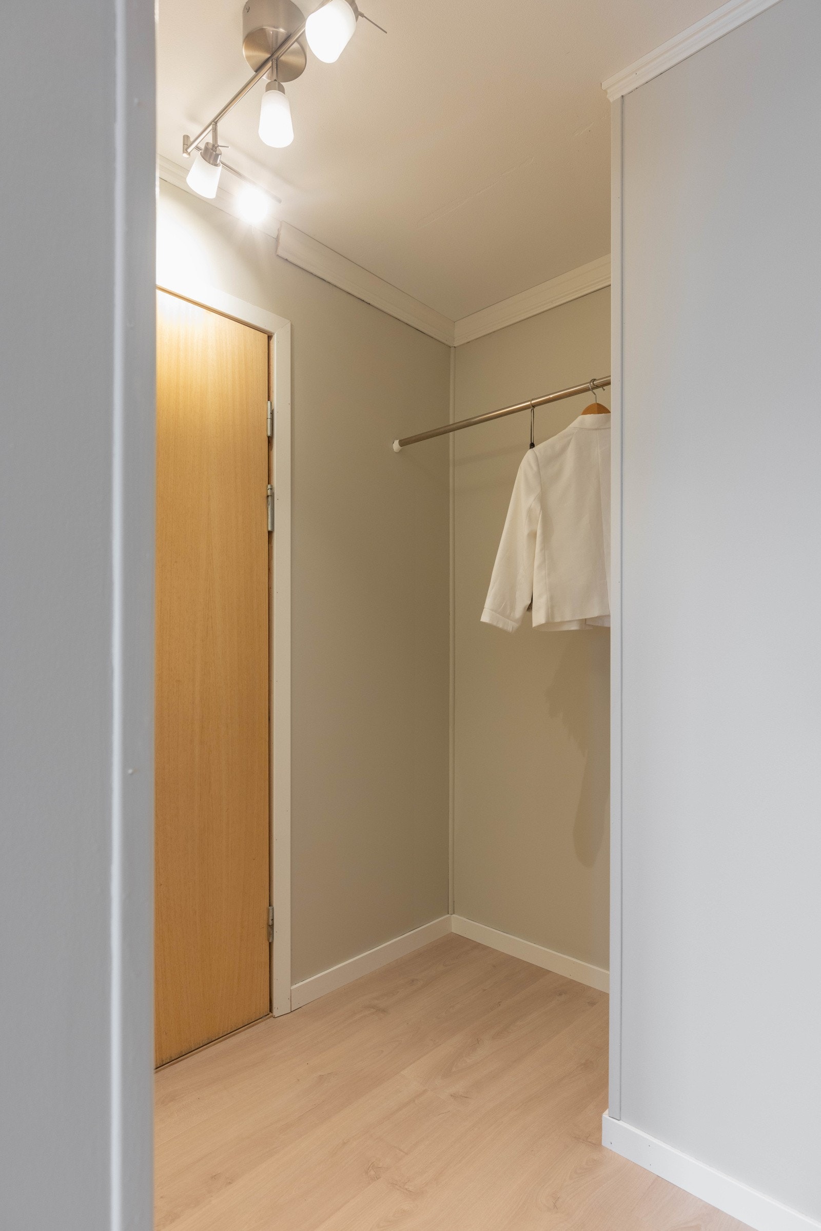 Etter en lang dag parkerer du bilen i garasjen, før du lar heisen frakte deg opp i byggets første etasje, og fellesarealene tar deg videre bort til leiligheten. Galleribilde