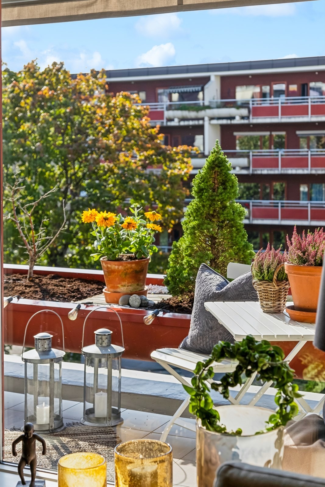 Her kan varme og solfylte sommerdager nytes til det fulle! Det er god plass til ønsket utemøblement, grill og diverse beplantning. Galleribilde
