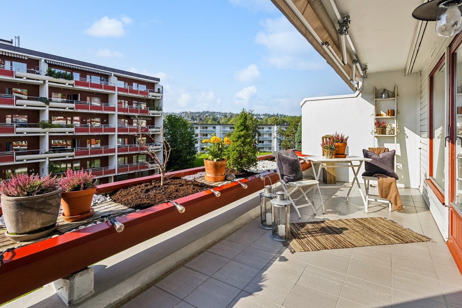 Fra stuen er det adkomst til en vestvendt balkong på ca. 12 m². Galleribilde