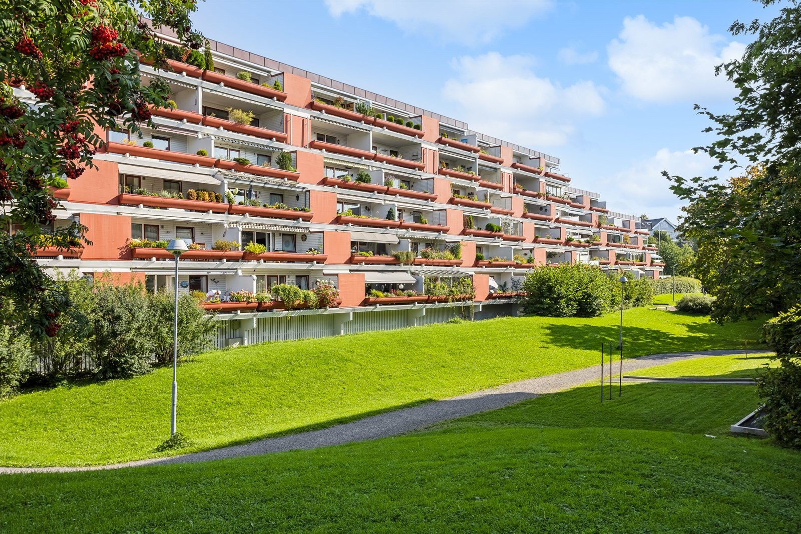 Fra eiendommen er det kort vei til flere matbutikker, treningssenter og Karenslyst Allé med godt utvalg av butikker, skjønnhetssalonger, spisesteder og treningssenter og Frognerparken. Galleribilde