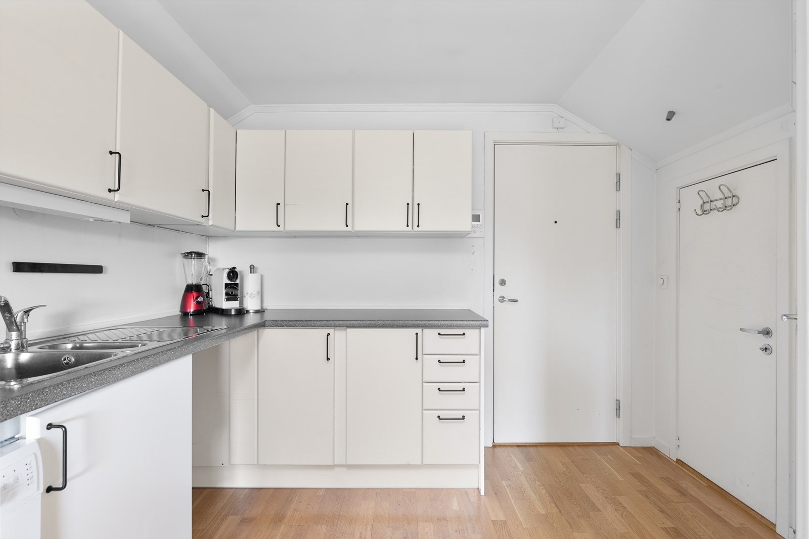 Inngang til kott for lagring ved entré. Galleribilde