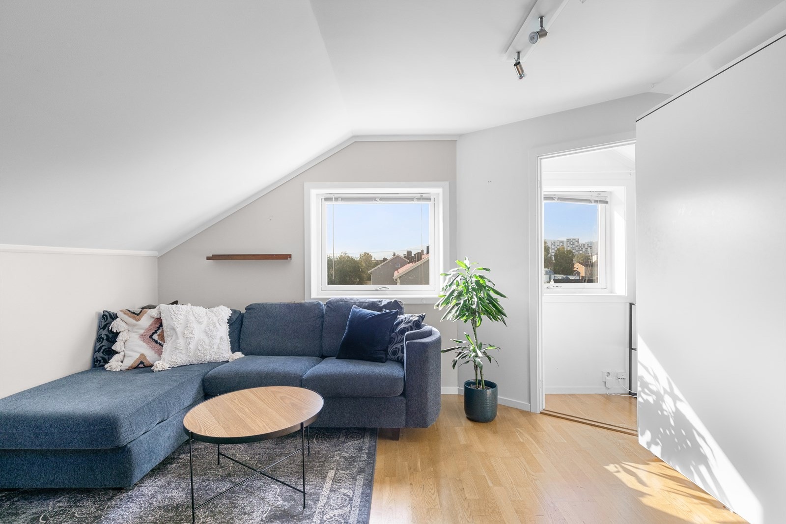 Leiligheten har en lys og trivelig stue, men vindusoverflater som gir rikelig med lys inn. Galleribilde