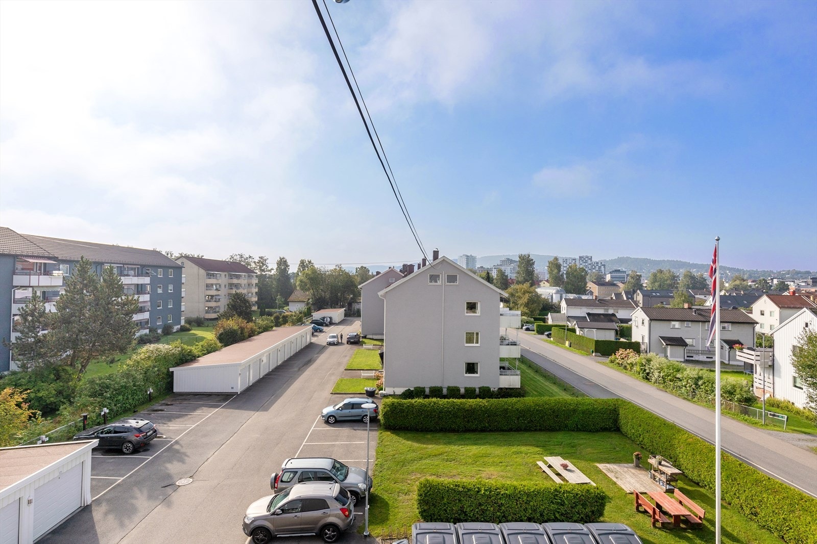 Asfaltert adkomst og mulighet for leie av parkering/garasjeplass etter ansiennitet Galleribilde