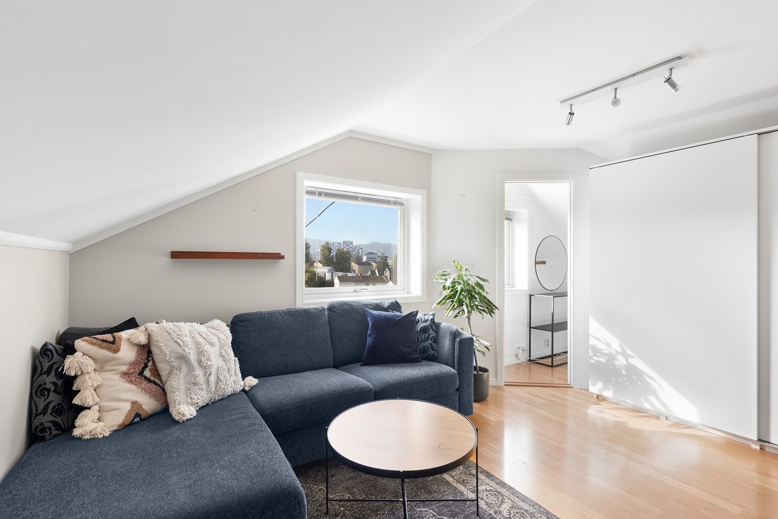 Stor skyvedørsgarderobe i stue gir rom for oppbevaring. Galleribilde