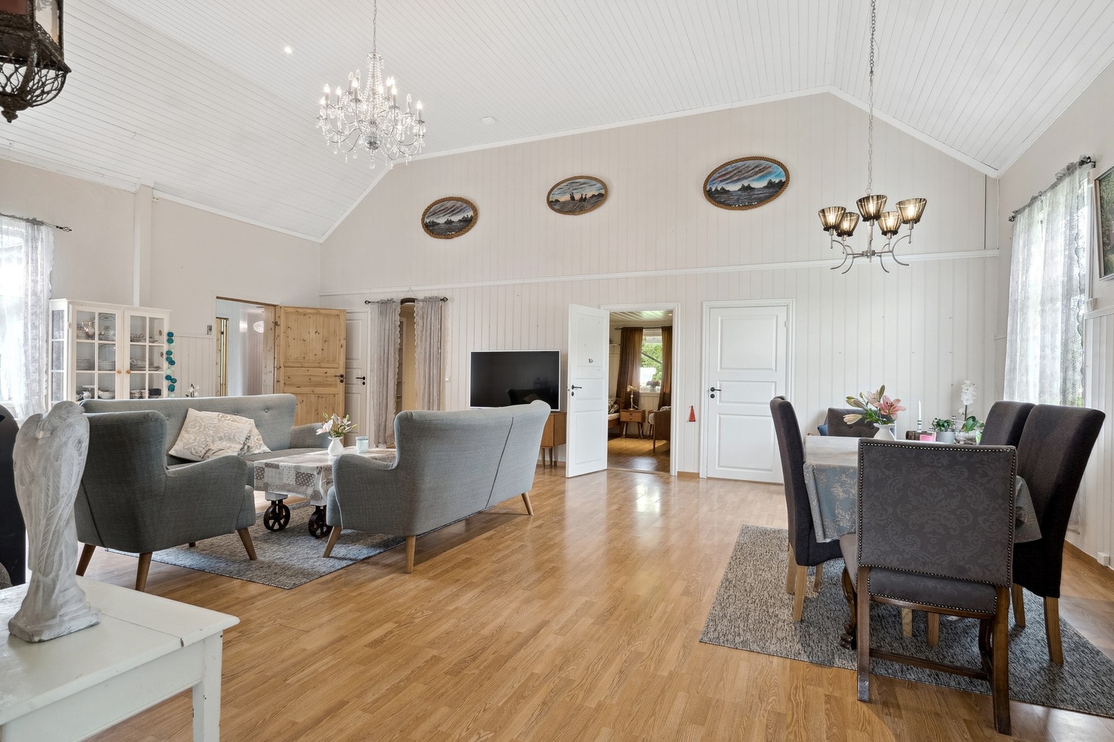 Stue med svært god takhøyde. Galleribilde