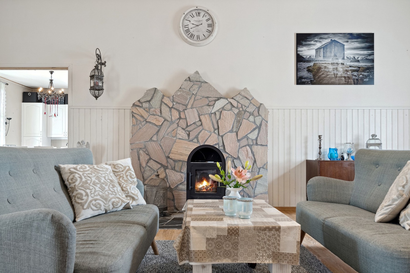 Vedovn plassert midt i stuen som gir god varme på kalde dager. Galleribilde