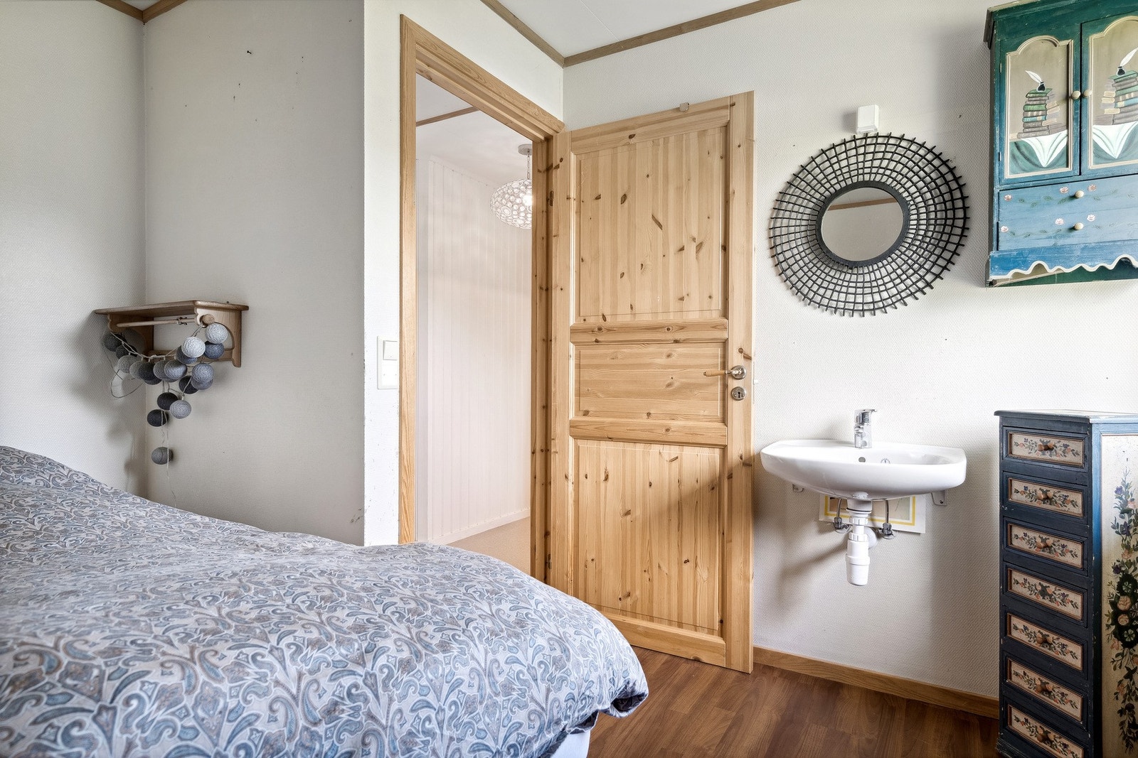 Soverom med vask. Galleribilde