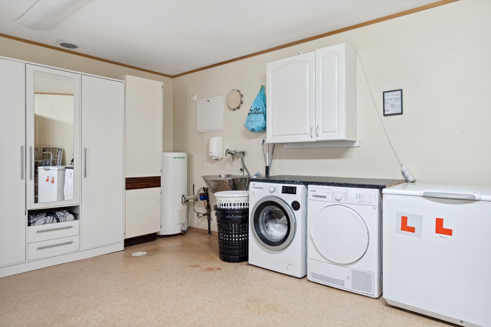 Stort vaskerom med mye lagringsplass Galleribilde