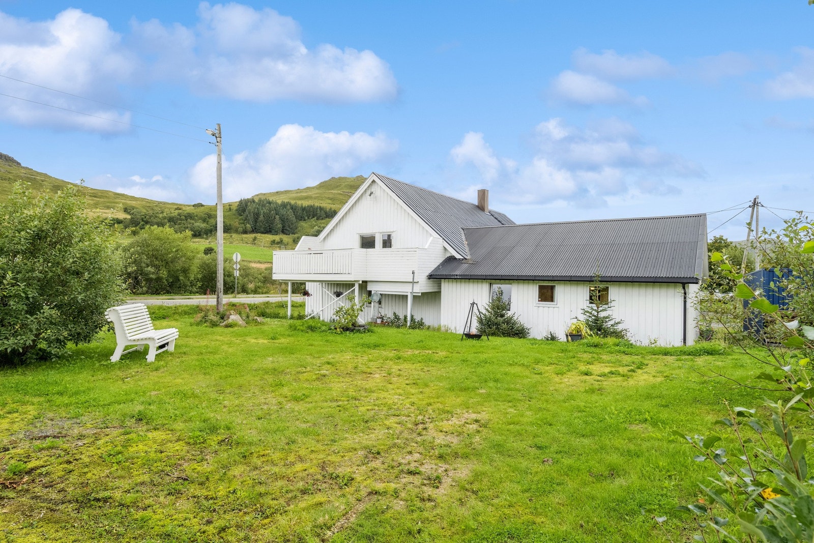 Stor gressplen rundt deler av boligen Galleribilde