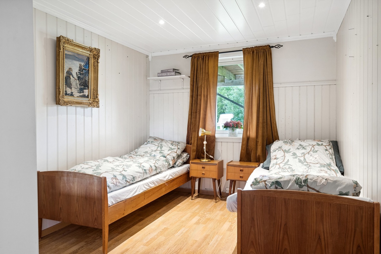 Soverom med inngang fra stue, her innredet med to enkeltsenger og spotter i tak. Galleribilde