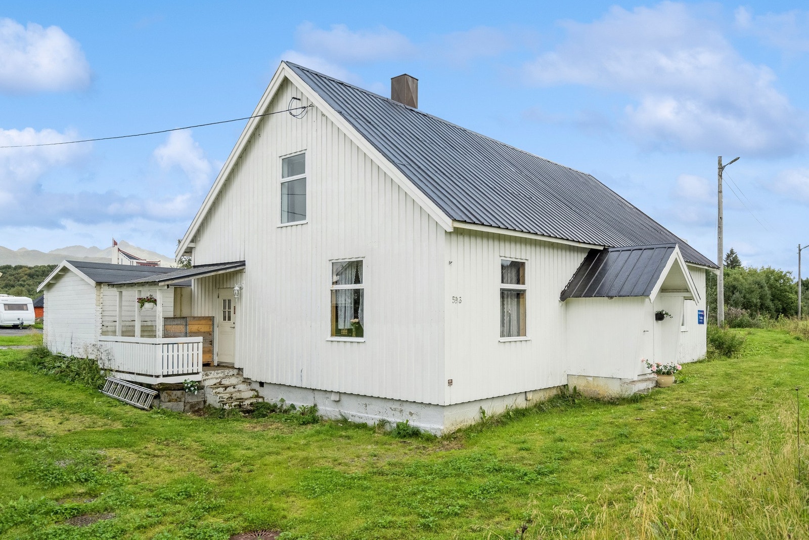 Enebolig over to plan med hage rundt - godt med boltreplass på eiendommen. Galleribilde