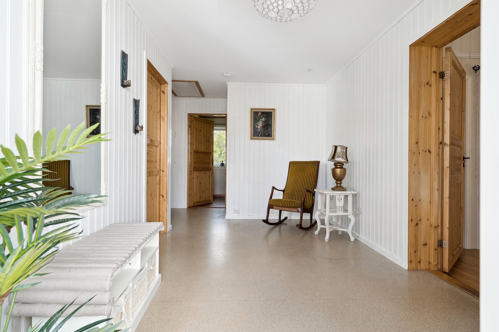 I 1.etasje er det to stuer, kjøkken, tre soverom, bad, vaskerom og toalettrom. Galleribilde