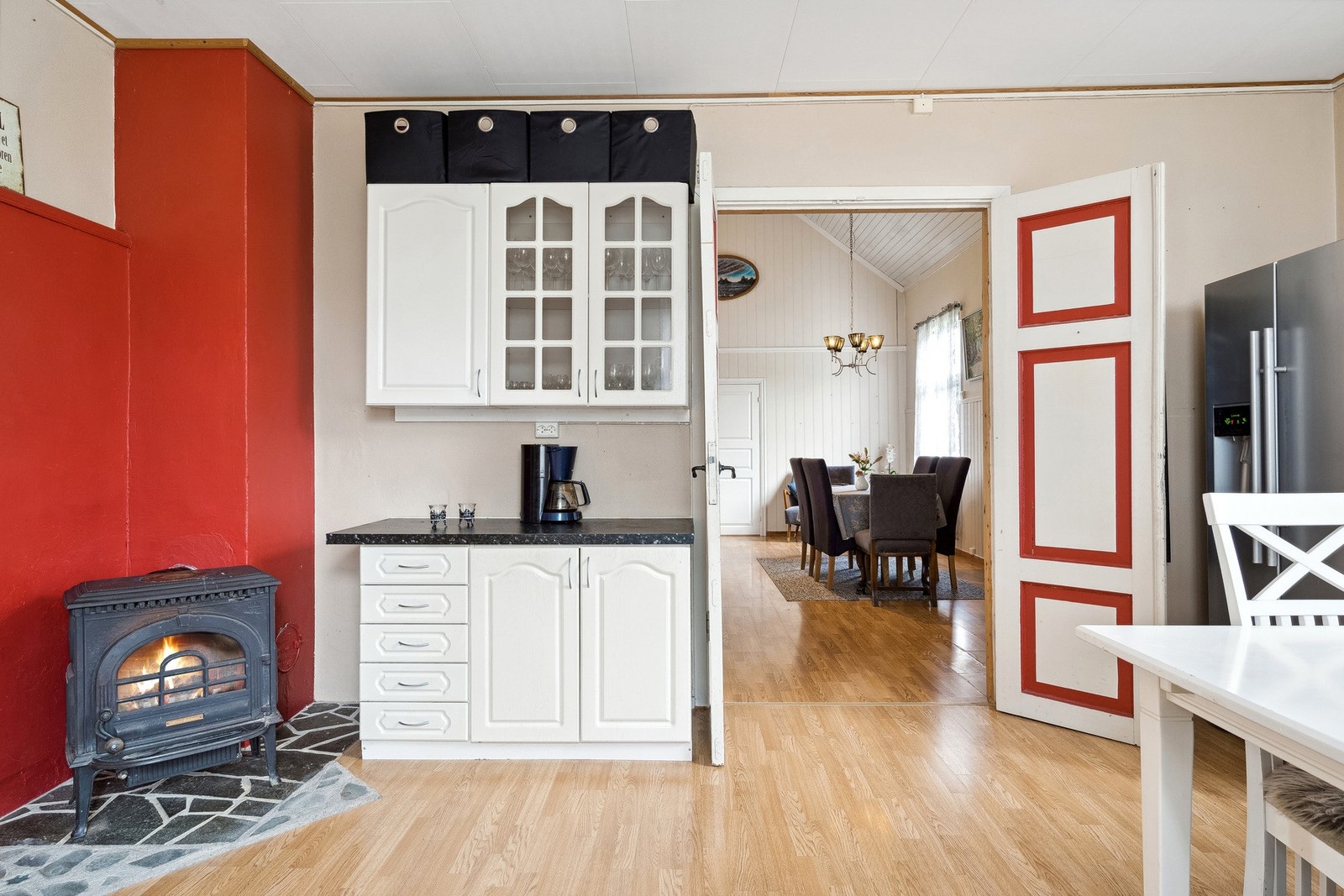 Fra storstuen kommer vi inn til spisestuen Galleribilde