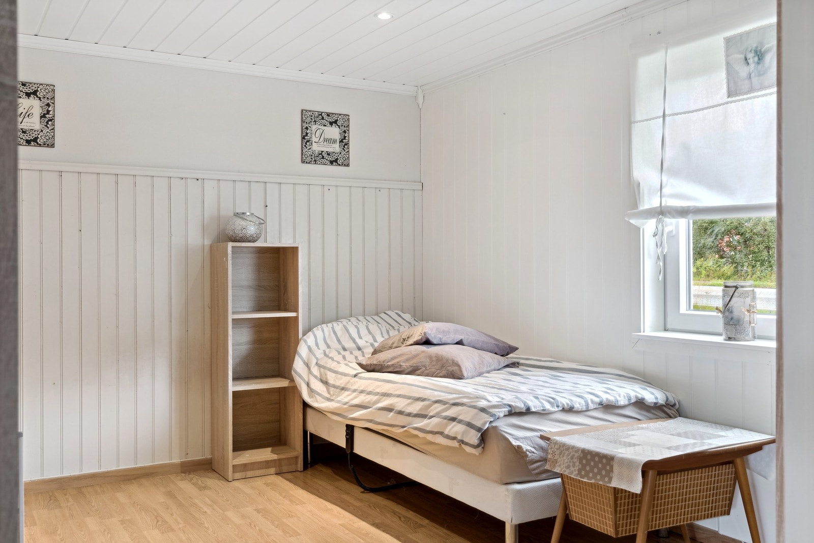 Soverom også ved inngang fra stue. Her innredet med enkeltseng og garderobe. Spotter i tak. Galleribilde