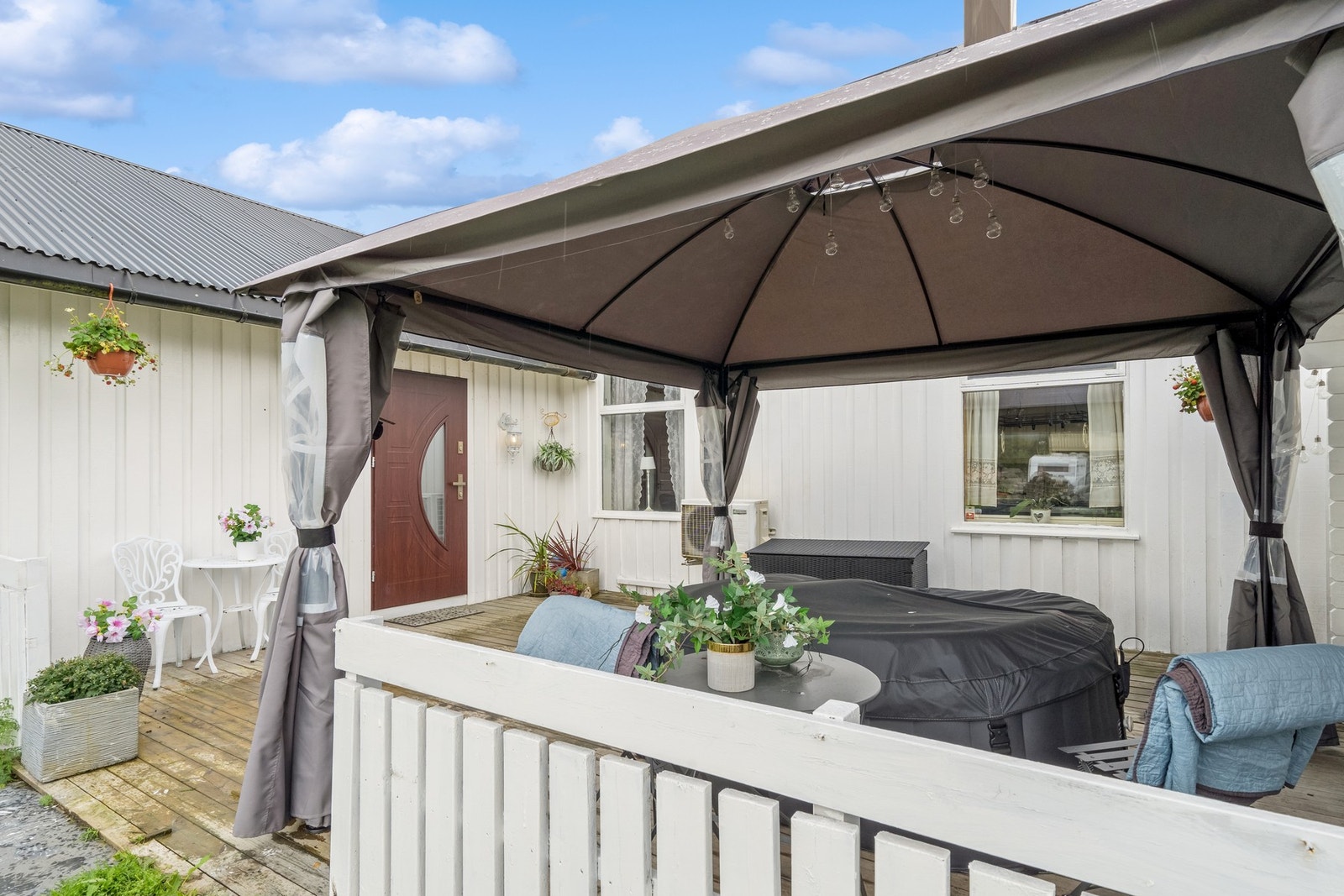 Flott inngangsparti med en romslig platting. Galleribilde