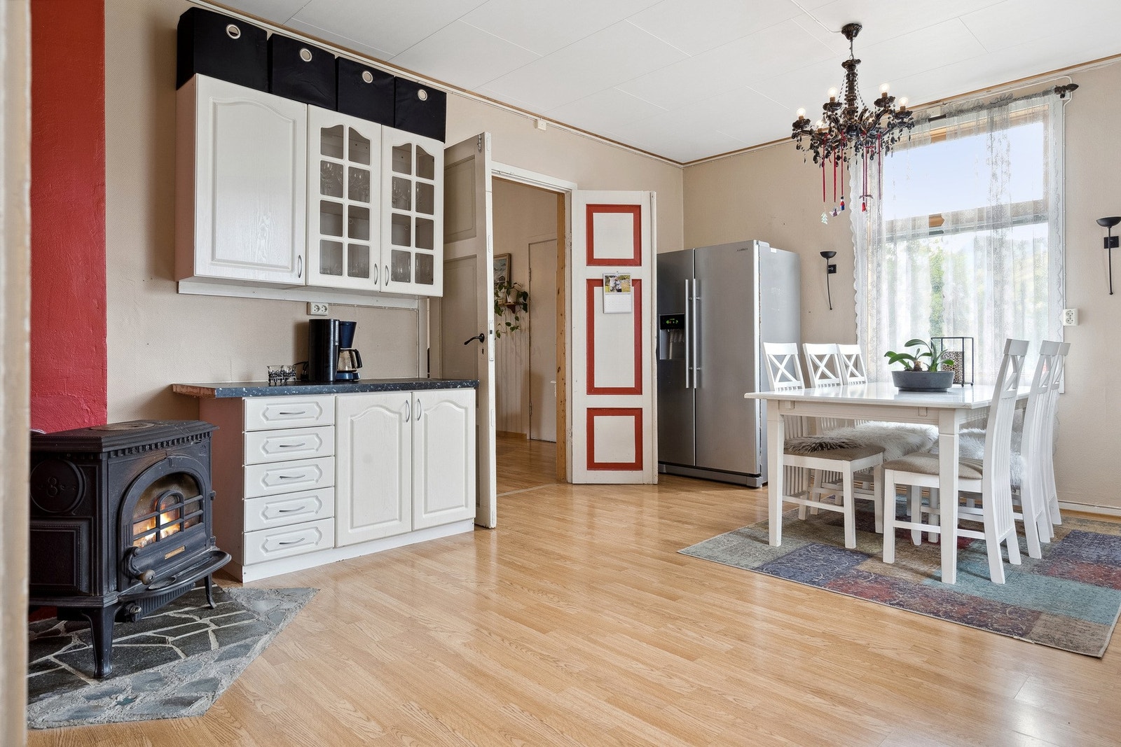 Her også med en vedovn, og oppbevaringsplass i skuffer og skap. Galleribilde