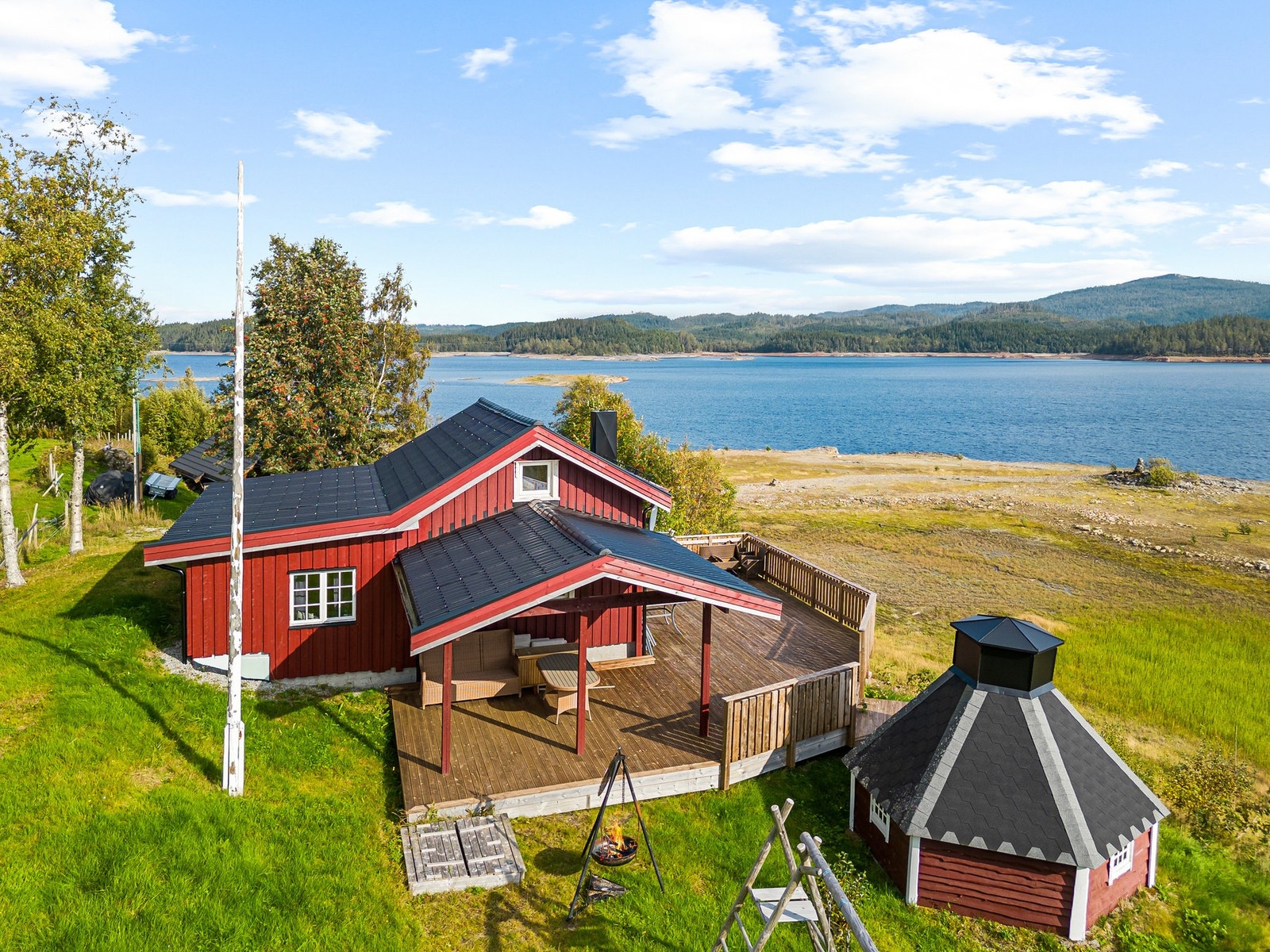 Flott og solrik plassering av hytta. Altan ligger mot sør og vest. Grillhus, båthus og anneks er også på eiendommen. Påbygget er ut fra hovedbygget på venstre side. Galleribilde
