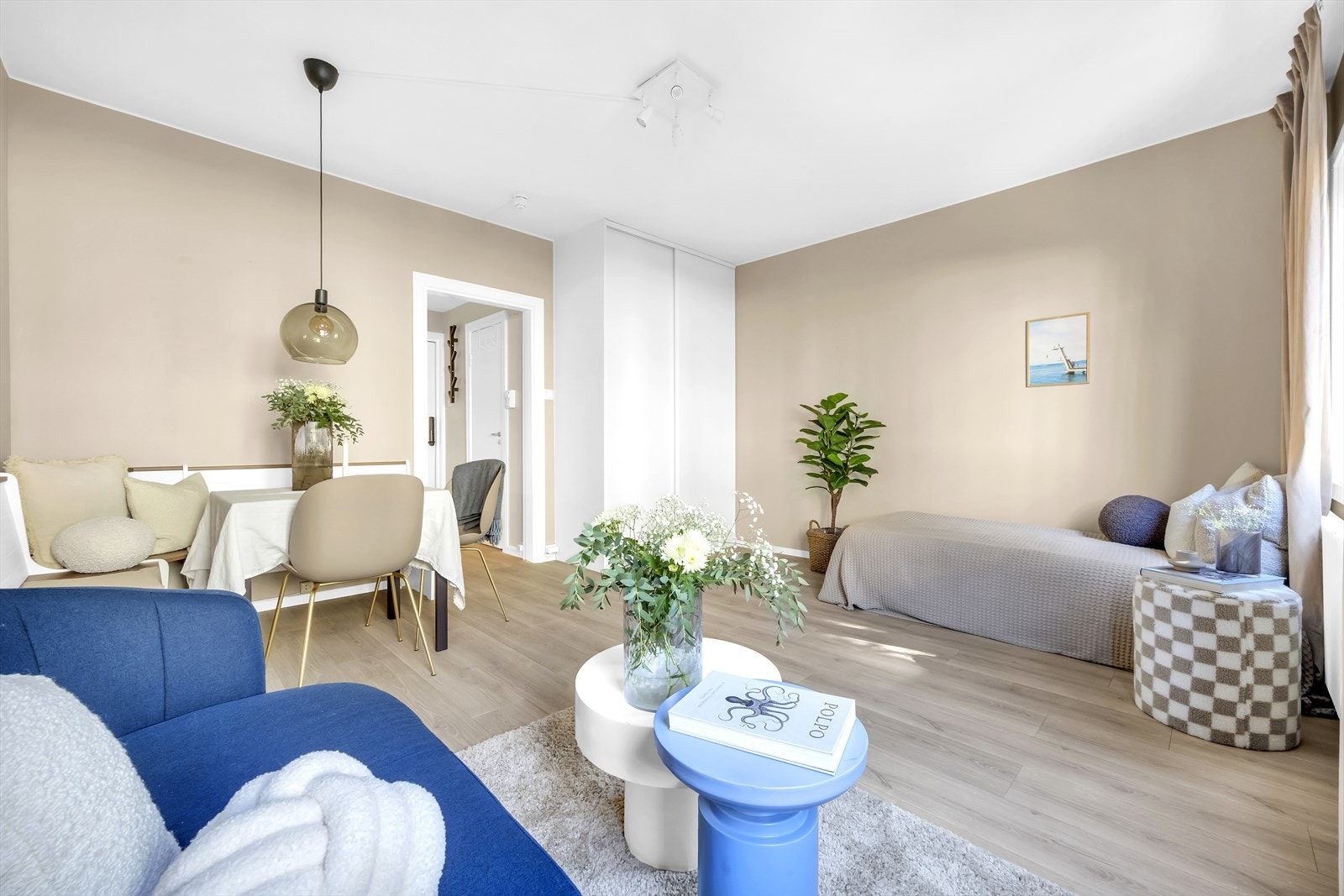 I stuen er det plass til både seng, stuemøblement og spisebord. Galleribilde