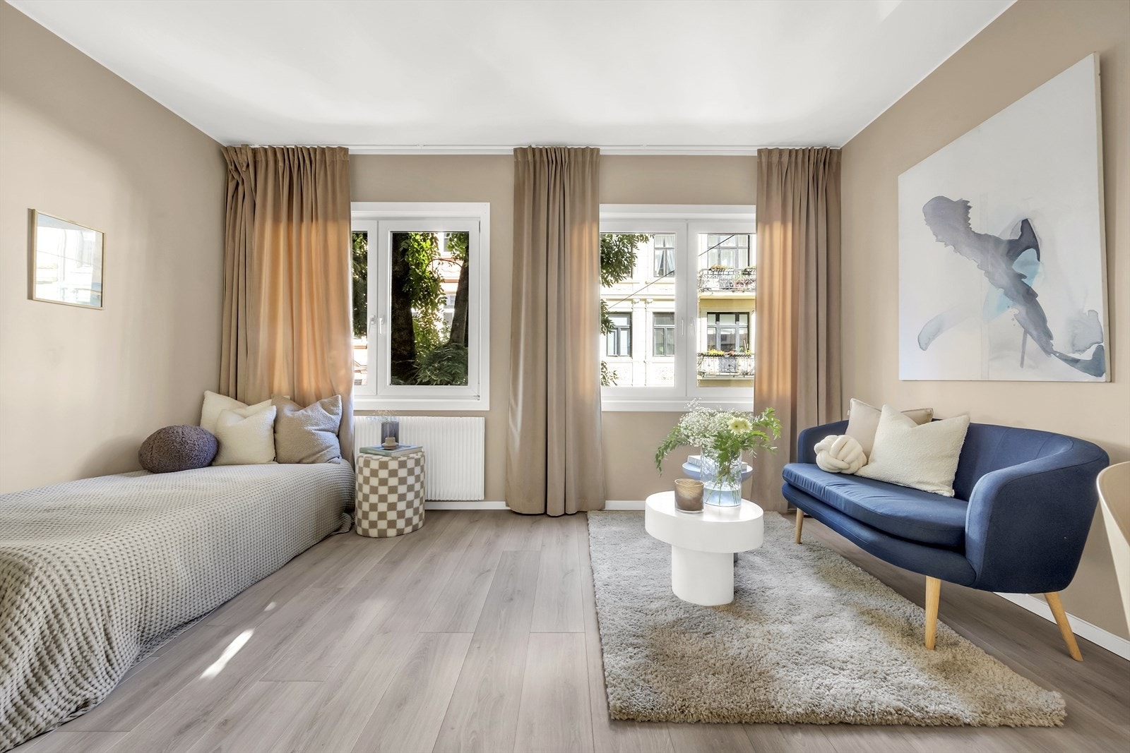 Leiligheten har stilrene overflater med en-stavs laminat og er malt i en behagelig fargetone. Galleribilde