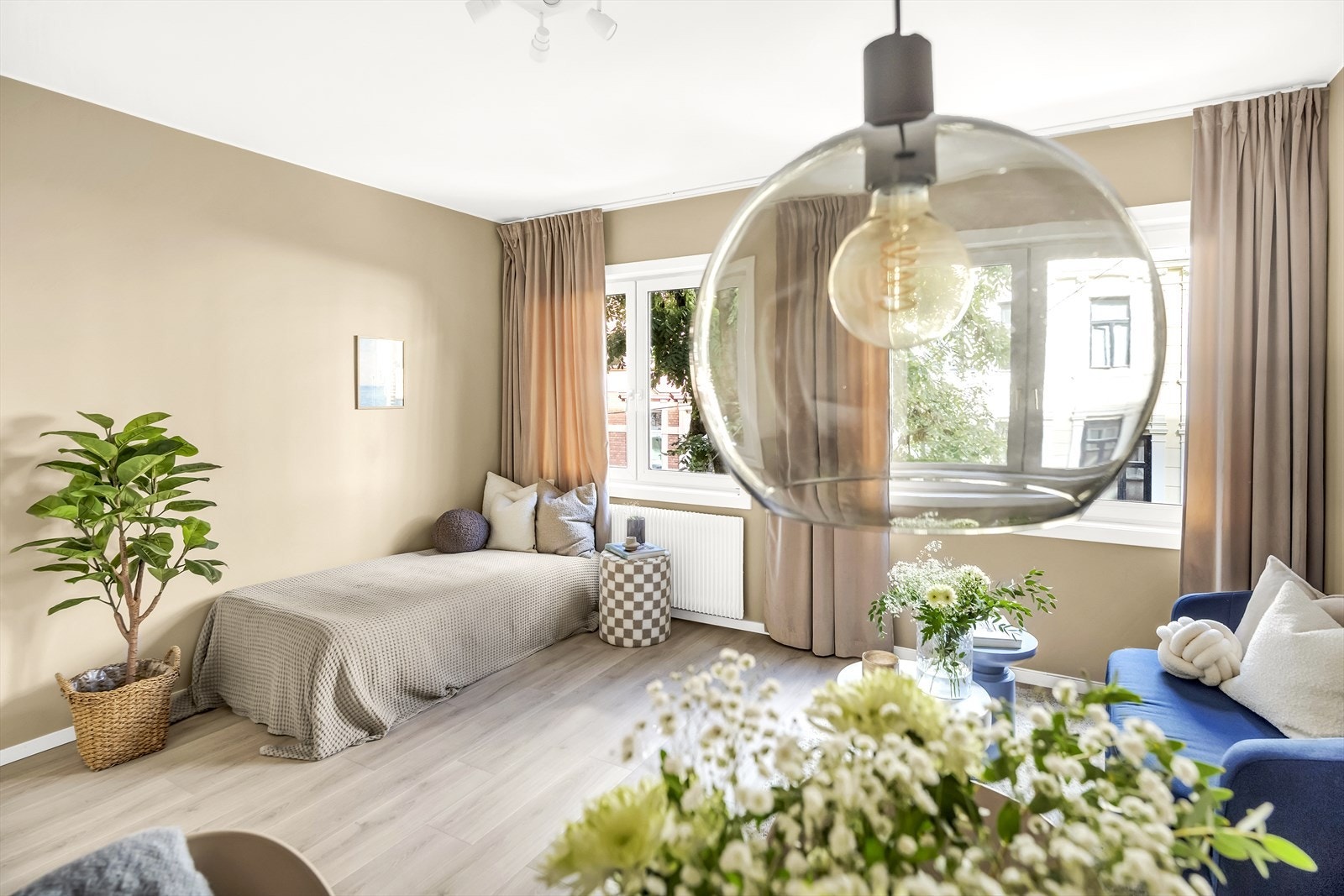 De store vindusflatene sikrer godt innslipp av naturlig lys. Galleribilde