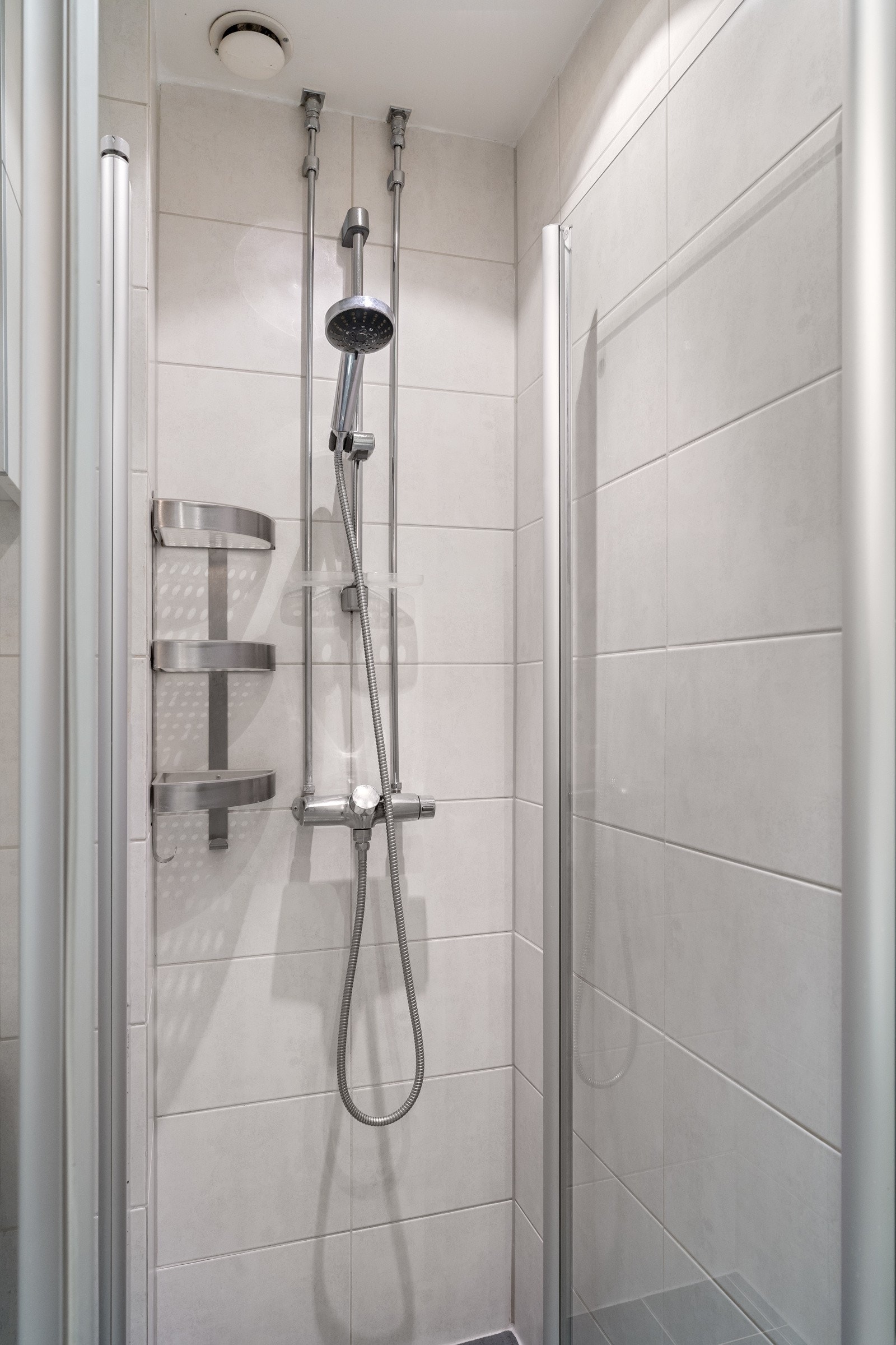 Svingbare dusjdører som virker meget plassbesparende. Galleribilde