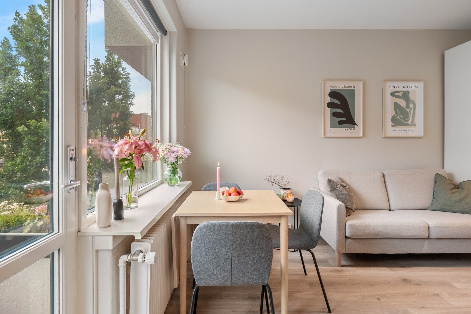 Store vindusflater som slipper til rikleig med naturlig lys. Galleribilde