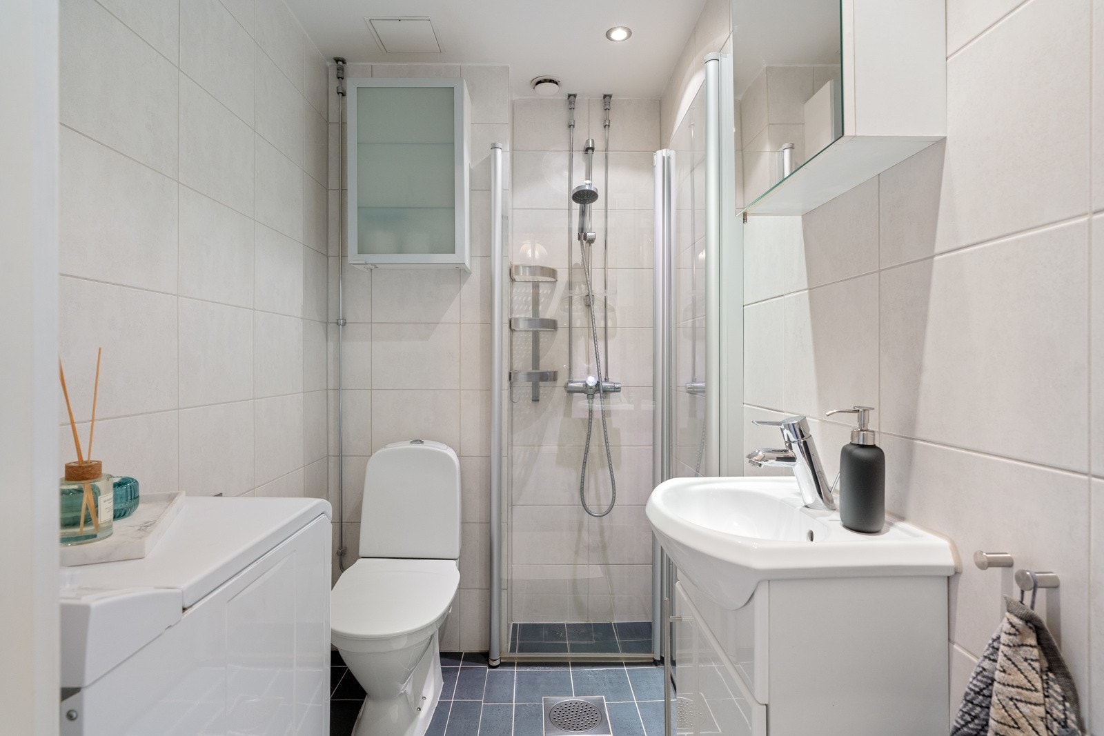 Varme i gulv, downlights i himling og opplegg for vaskemaskin. Galleribilde