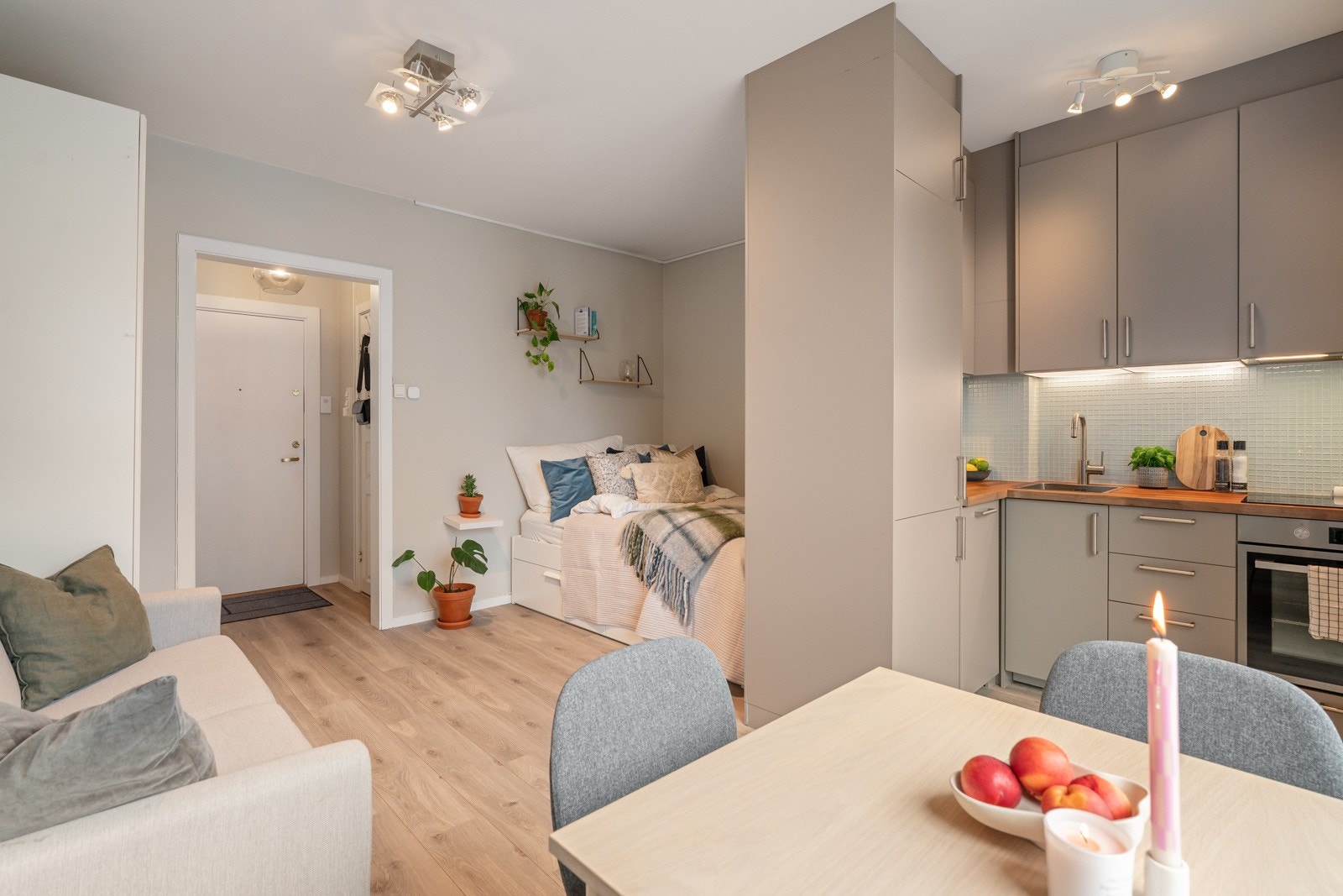 Inviter venner over på et hyggelig måltid. Galleribilde