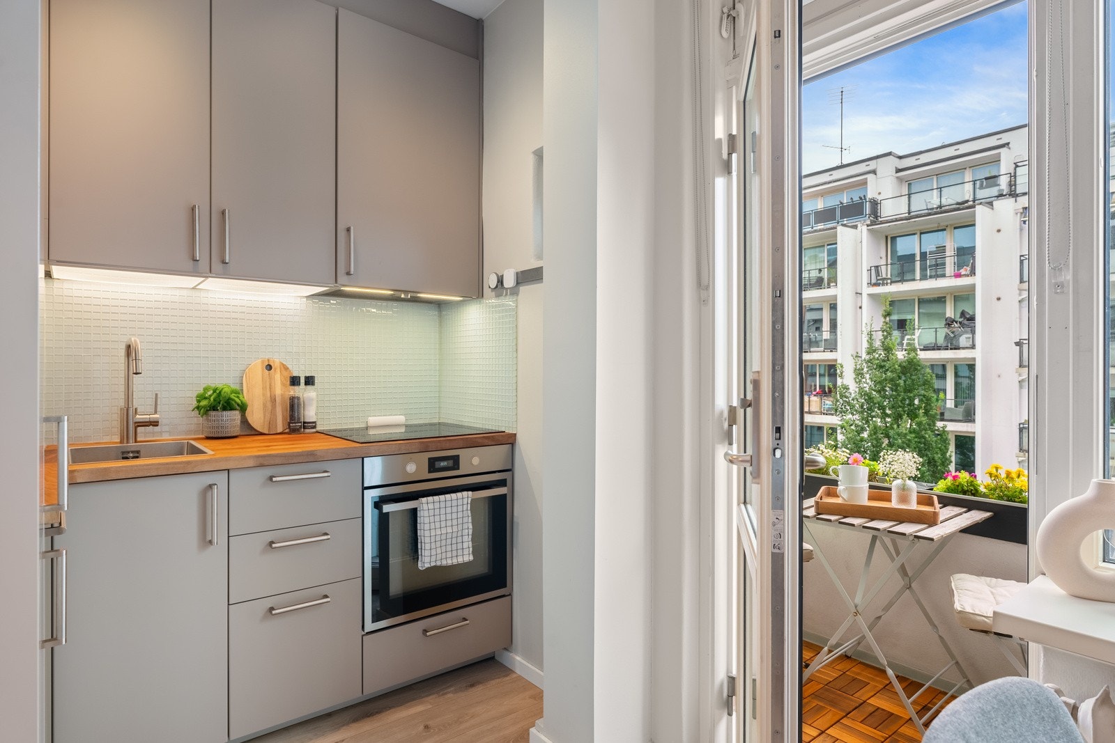 Godt med skap- og benkeplass. Kjøkkenet ble pusset opp i 2019. Galleribilde