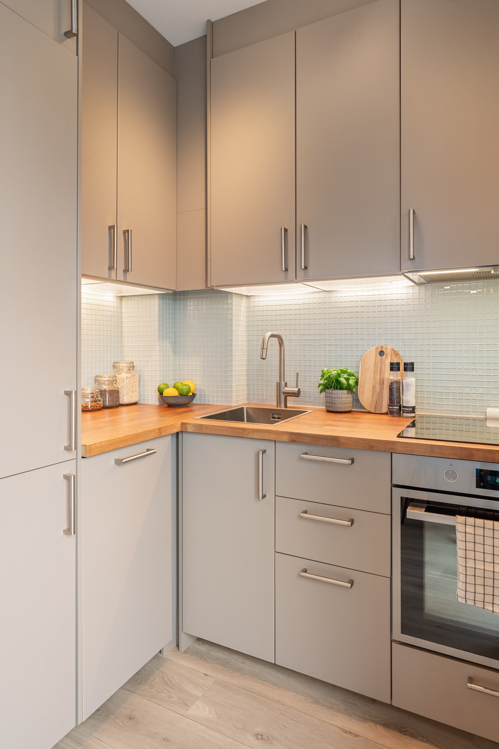 Hvitevarene er integrerte og består av platetopp, stekeovn, oppvaskmaskin og kjøl-/fryseskap. Galleribilde