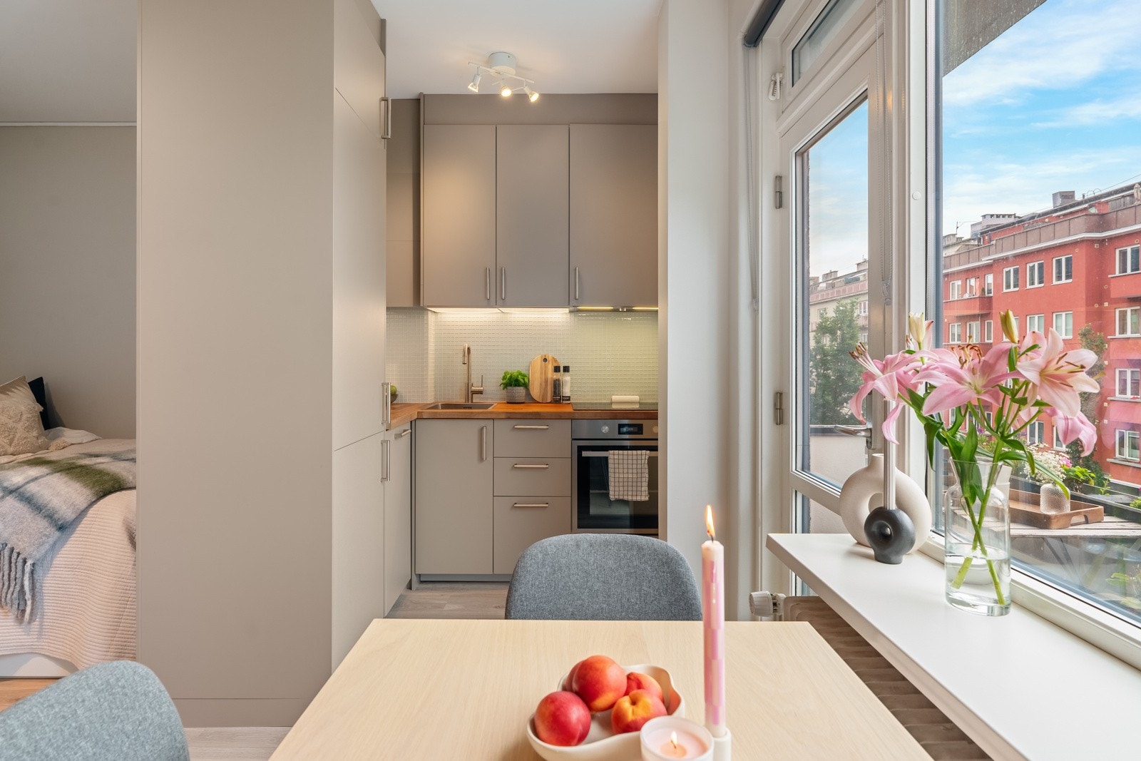 Åpen kjøkkenløsning gir boligen et sosialt preg. Galleribilde