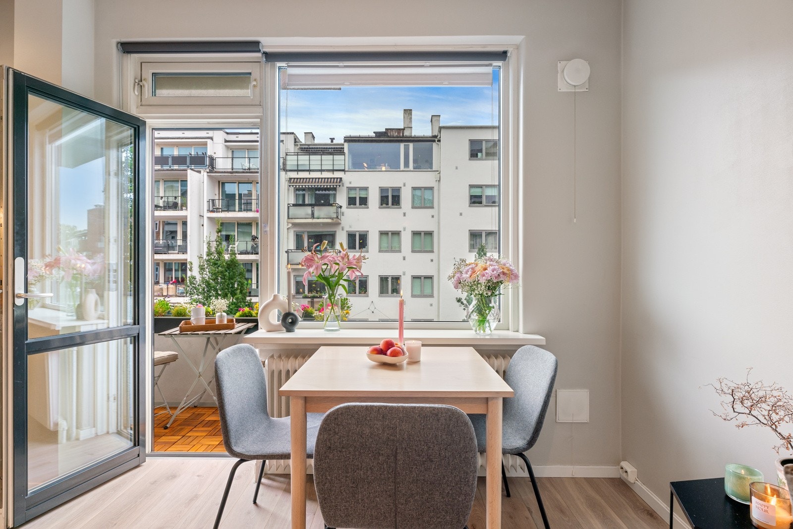 Lys, pen og moderne andelsleilighet som består av entré, bad, stue/kjøkken og balkong. Galleribilde