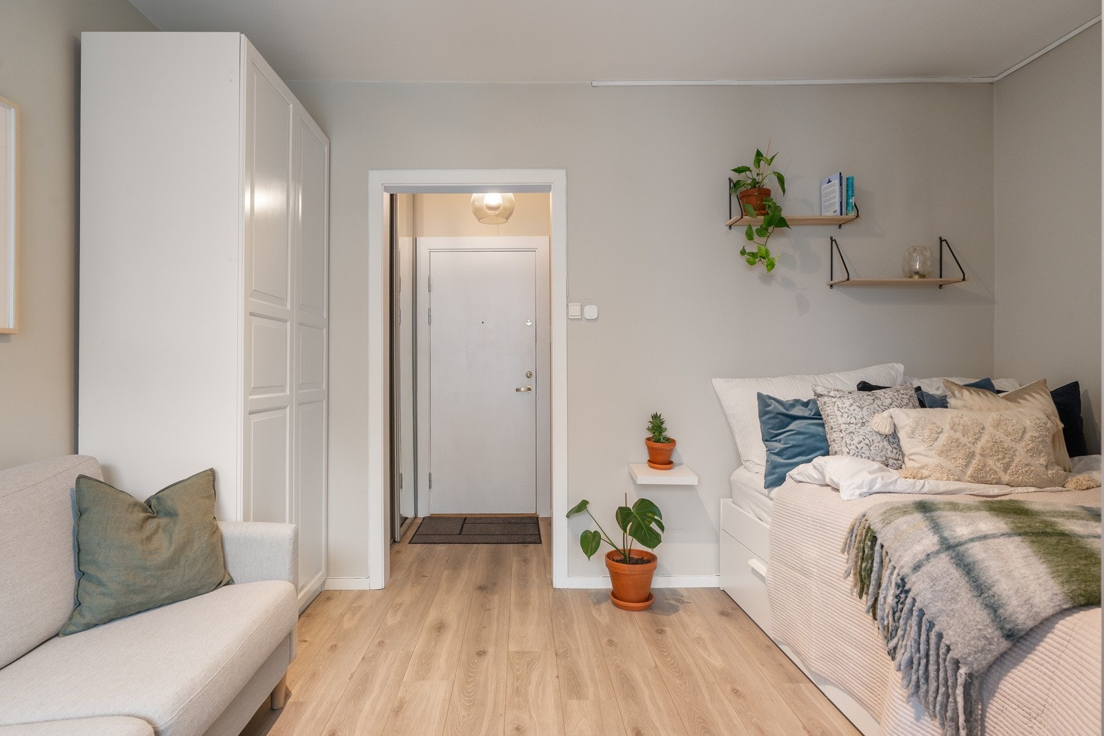 Pen garderobeskap. Galleribilde