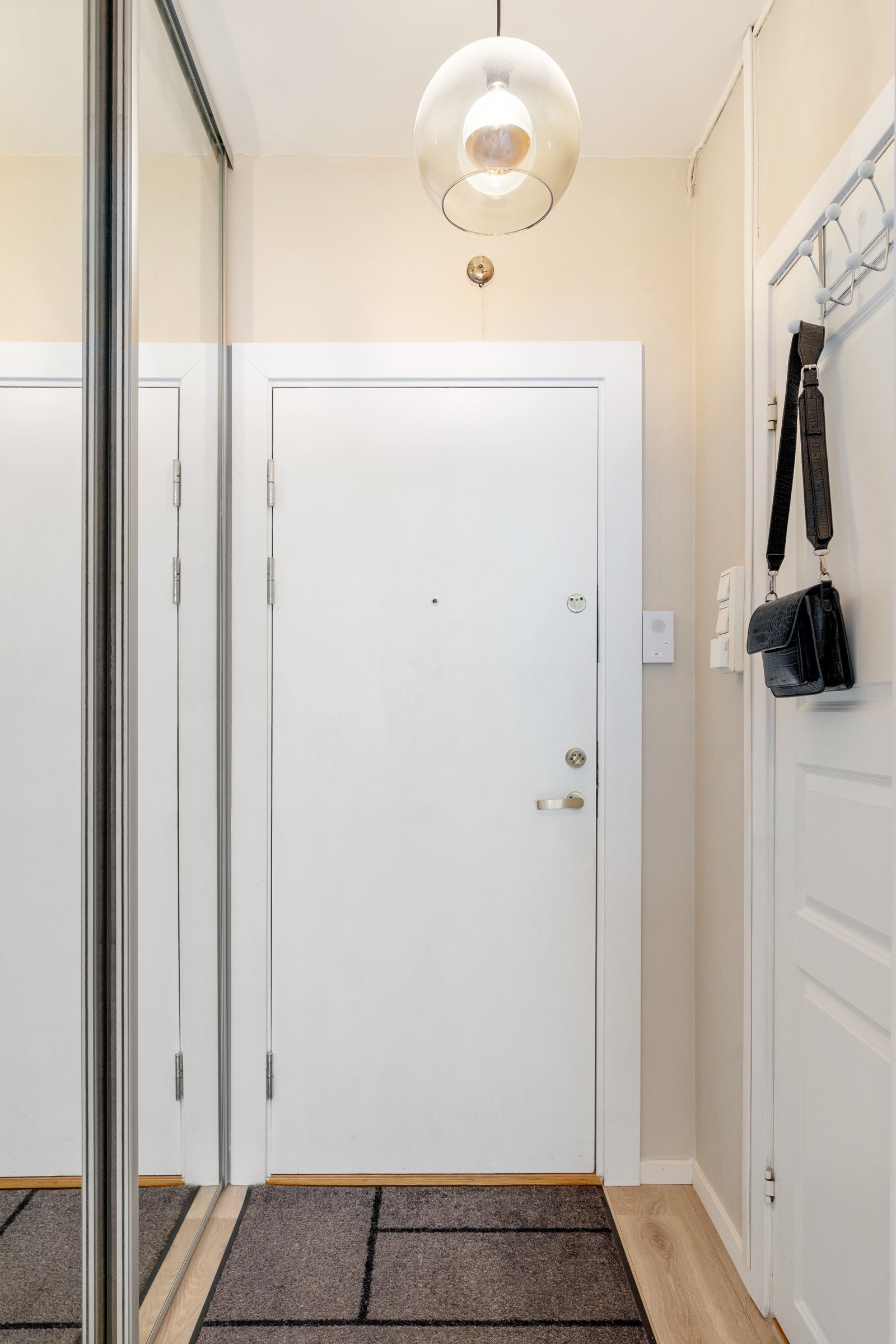 Hyggelig entré med god plass til ytterklær og sko. Velkommen! Galleribilde