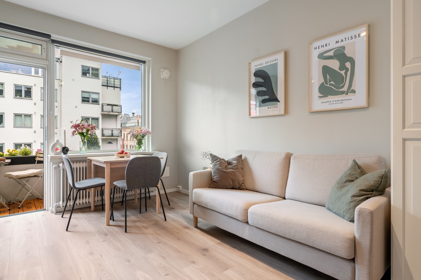 Lys og trivelig stue med plass til sofagruppe, sofabord og underholdningsavdeling. Galleribilde