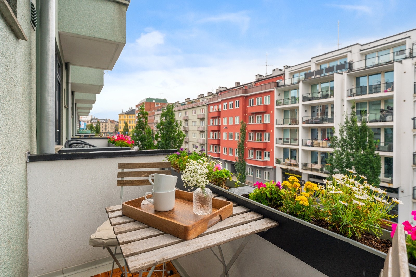 Her kan du nyte lange, deilige sommerdager med en god bok og noe godt i glasset. Galleribilde